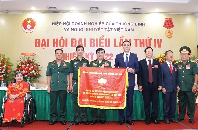Phó Chủ tịch Ủy ban Mặt trận Tổ quốc Việt Nam Phùng Khánh Tài trao tặng bức trướng cho lãnh đạo Hiệp hội.