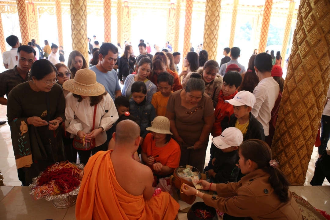 Vào dịp Tết cổ truyền, nhiều người Việt lại sang ngôi chùa Ka Rôn để cầu may mắn