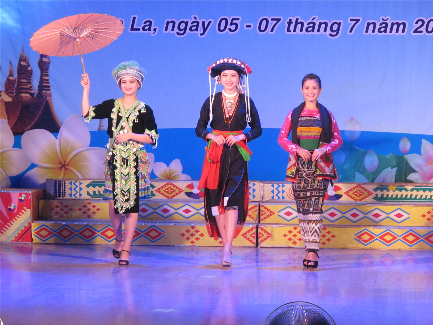 Các cô gái trình diễn trang phục các dân tộc thiểu số Việt Nam