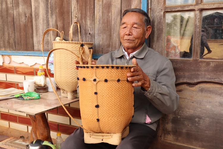 Nghệ nhân Ya Ba không chỉ là “cây đại thụ” về cồng chiêng mà còn là tay đan lát nổi tiếng hàng chục năm nay ở Tà Hine