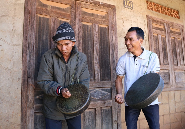 Già K’Brel (bên phải) là nghệ nhân chơi chiêng giỏi nổi tiếng vùng xã Thuận 