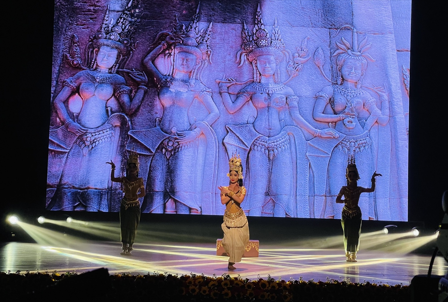 Tiết mục múa Apsara mở màn chương trình khai mạc của các nghệ sĩ Campuchia.
