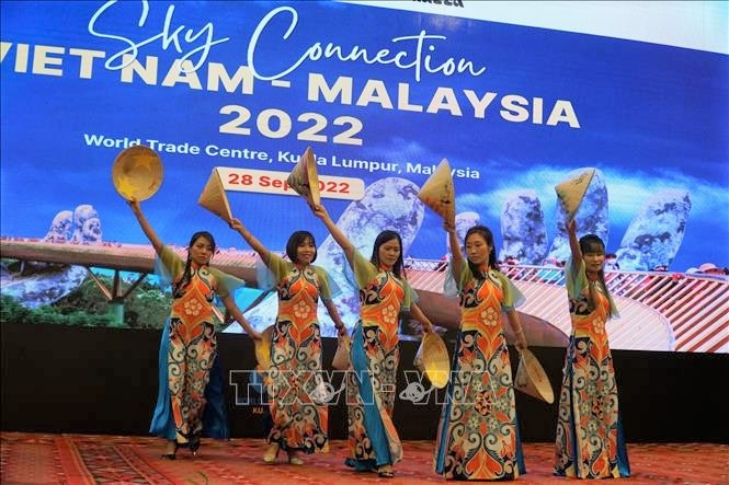 Người Việt ở Malaysia biểu diễn bài múa "Hello Việt Nam" tại Hội thảo