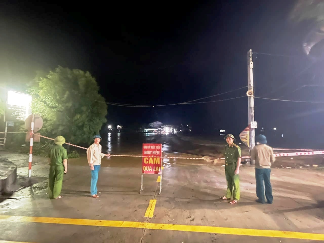 Các ngành chức năng huyện Hương Sơn, Hà Tĩnh lập chốt không cho người dân đi qua cầu tràn Phố Giang để bảo đảm an toàn