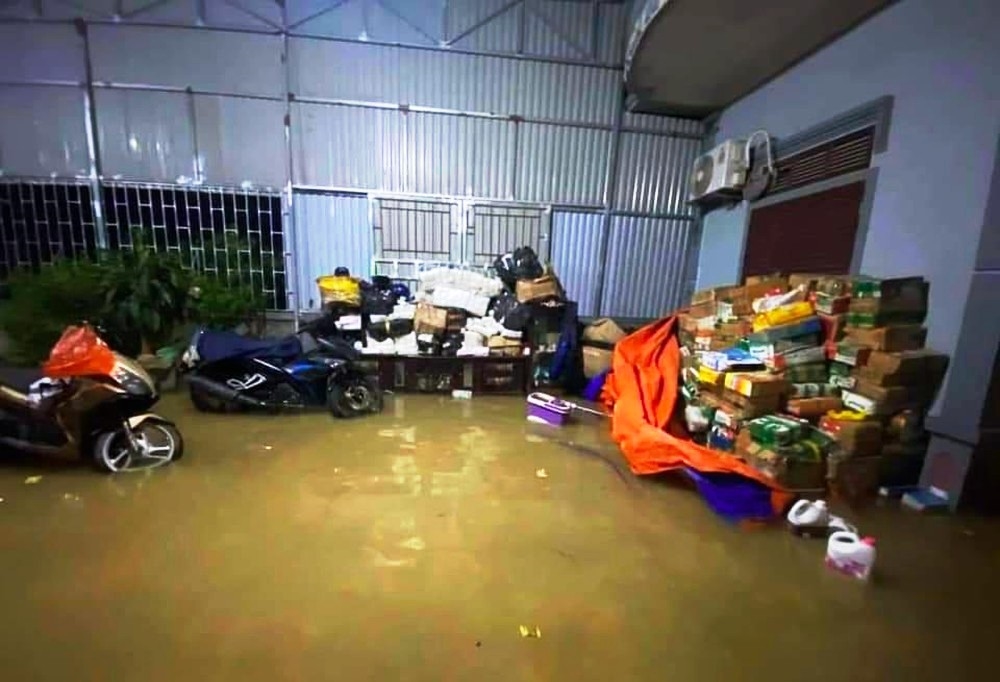 Nước tràn vào nhà gây ngập úng một số hộ dân ở thị trấn Cầu Giát huyện Quỳnh Lưu, Nghệ An tối 28/9