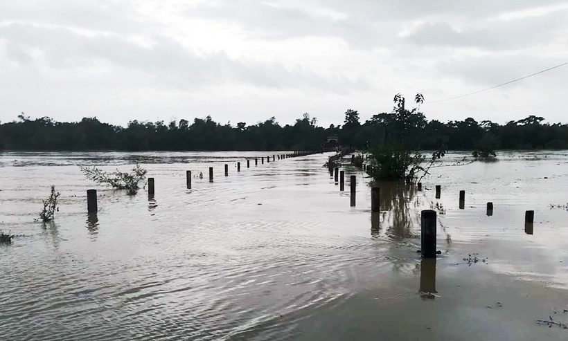 Nước lũ ngập nhiều tuyến đường trên địa bàn xã Hương Đô (Hương Khê) bị ách tắc do ngập