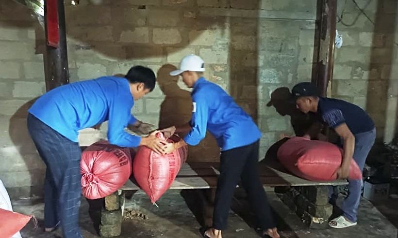 ĐVTN huyện Can Lộc (Hà Tĩnh) giúp người dân xã Trung Lộc kê cao tài sản để tránh mưa lũ