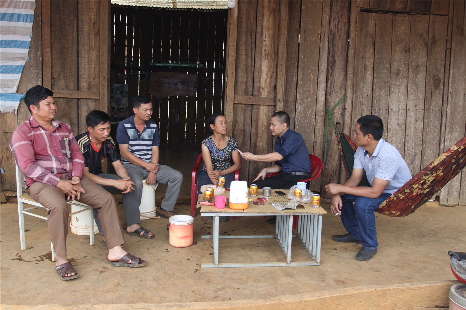 Một số hộ dân ở xã Quảng Sơn, huyện Đăk Glong, tỉnh Đăk Nông chia sẻ với phóng viên về tình trạng bị các đối tượng đe dọa khi xảy ra tranh chấp đất rừng