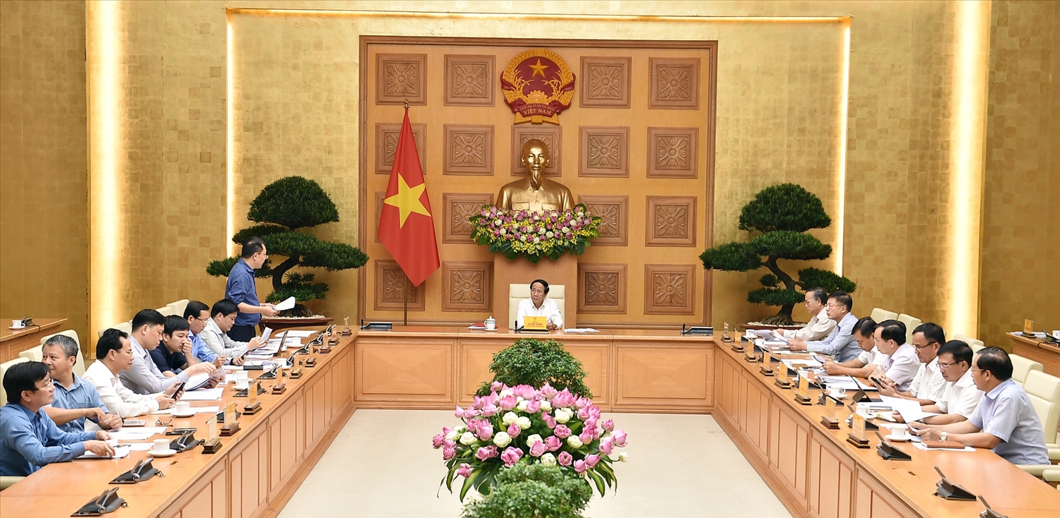 Phó Thủ tướng Lê Văn Thành nghe Thứ trưởng Bộ Công Thương Đặng Hoàng An báo cáo tình hình triển khai các dự án điện - Ảnh VGP/Đức Tuân