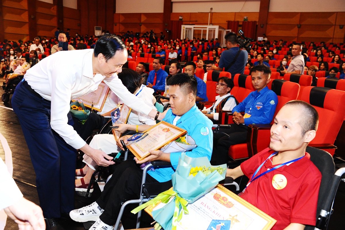 Phó Chủ tịch Ủy ban Trung ương MTTQ Việt Nam Phùng Khánh Tài trao Bằng khen của Ủy ban Trung ương Hội LHTN Việt Nam tặng các đại biểu tham gia chương trình