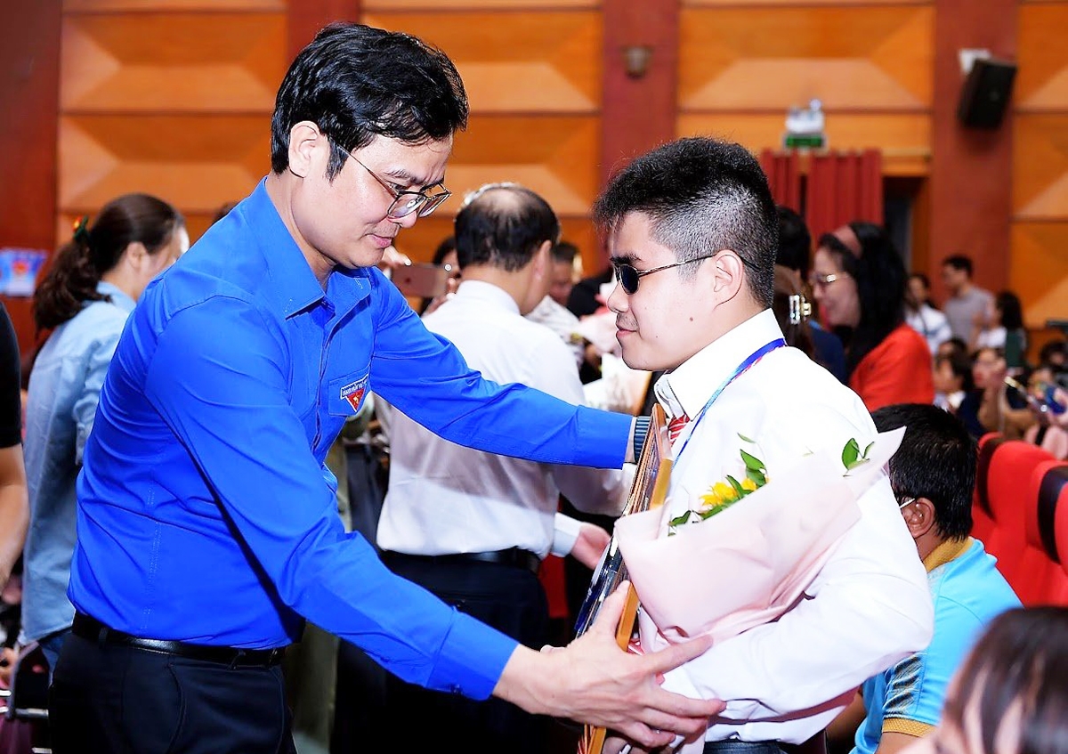 Ủy viên dự khuyết Ban Chấp hành Trung ương Đảng, Bí thư thứ Nhất Ban Chấp hành Trung ương Đoàn Bùi Quang Huy trao hoa và Bằng khen cho các đại biểu được tuyên dương
