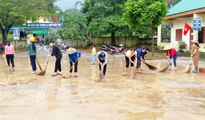 Sau mưa lũ, bùn ngập sân trường và nhiều phòng học ở Trường Tiểu học Thanh Ngọc (Thanh Chương)