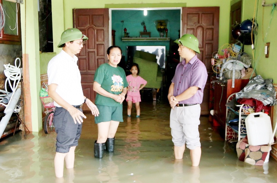 Lãnh đạo huyện Quỳnh Lưu kiểm tra, nhắc nhở người dân không được chủ quan với tình hình mưa lũ
