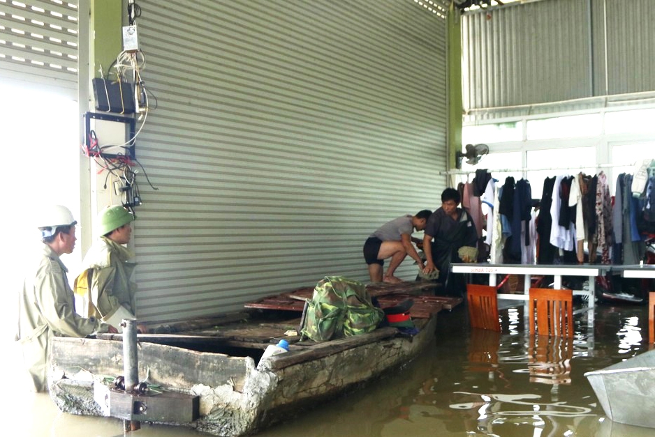 Lực lượng chức năng thị trấn Cầu Giát, huyện Quỳnh Lưu xuống tận từng nhà để hỗ trợ người dân di chuyển đồ đạc và sơ tán người