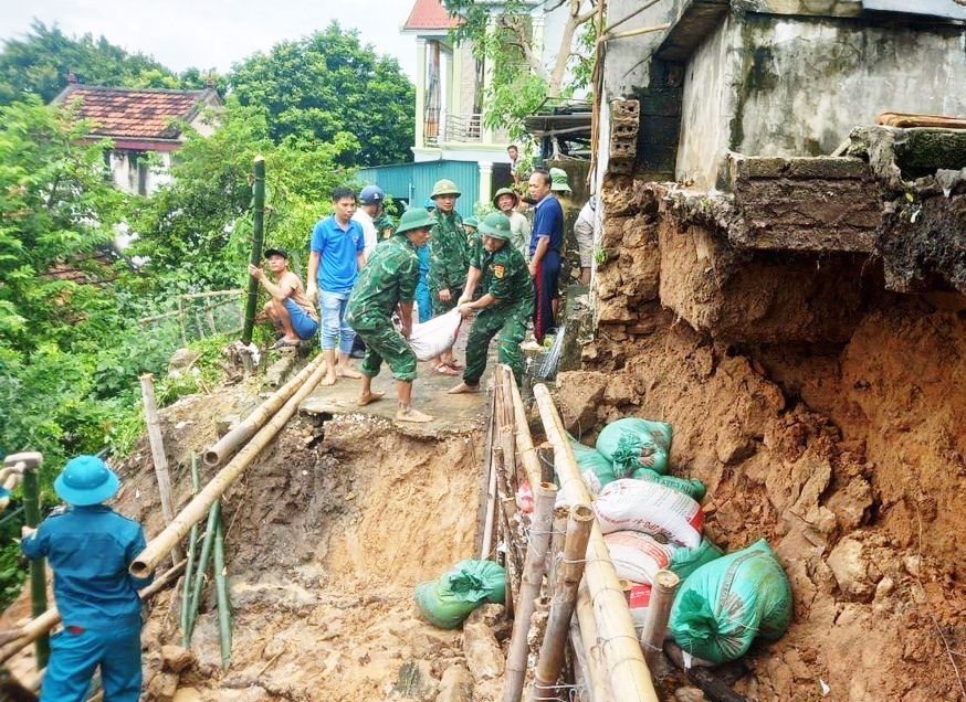 Các lực lượng chức năng của thị xã Hoàng Mai hỗ trợ người dân khắc phục nhà cửa hư hại