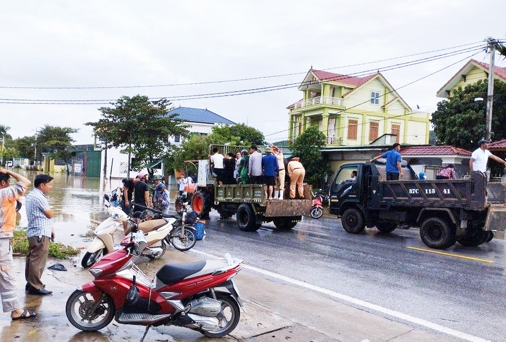 Công an tỉnh Nghệ An hỗ trợ người dân di chuyển người, tài sản