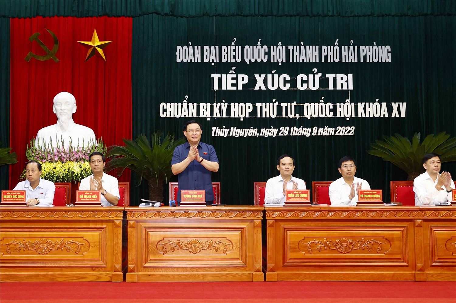 Chủ tịch Quốc hội Vương Đình Huệ tiếp xúc cử tri Tp.Hải Phòng