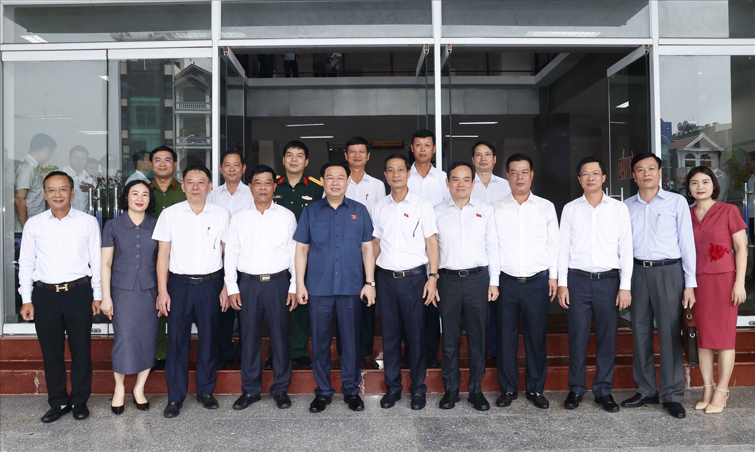 Chủ tịch Quốc hội Vương Đình Huệ chụp ảnh lưu niệm cùng Đoàn ĐBQH Tp.Hải Phòng và các đại biểu tham dự