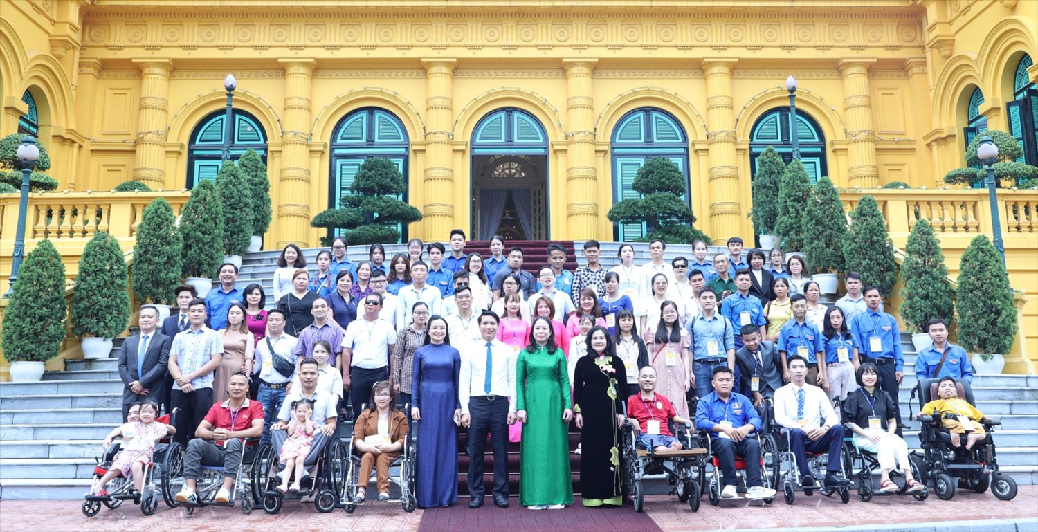 Phó Chủ tịch nước Võ Thị Ánh Xuân chụp ảnh lưu niệm với các gương mặt thanh niên khuyết tật tiêu biểu toàn quốc. Ảnh: VPCTN