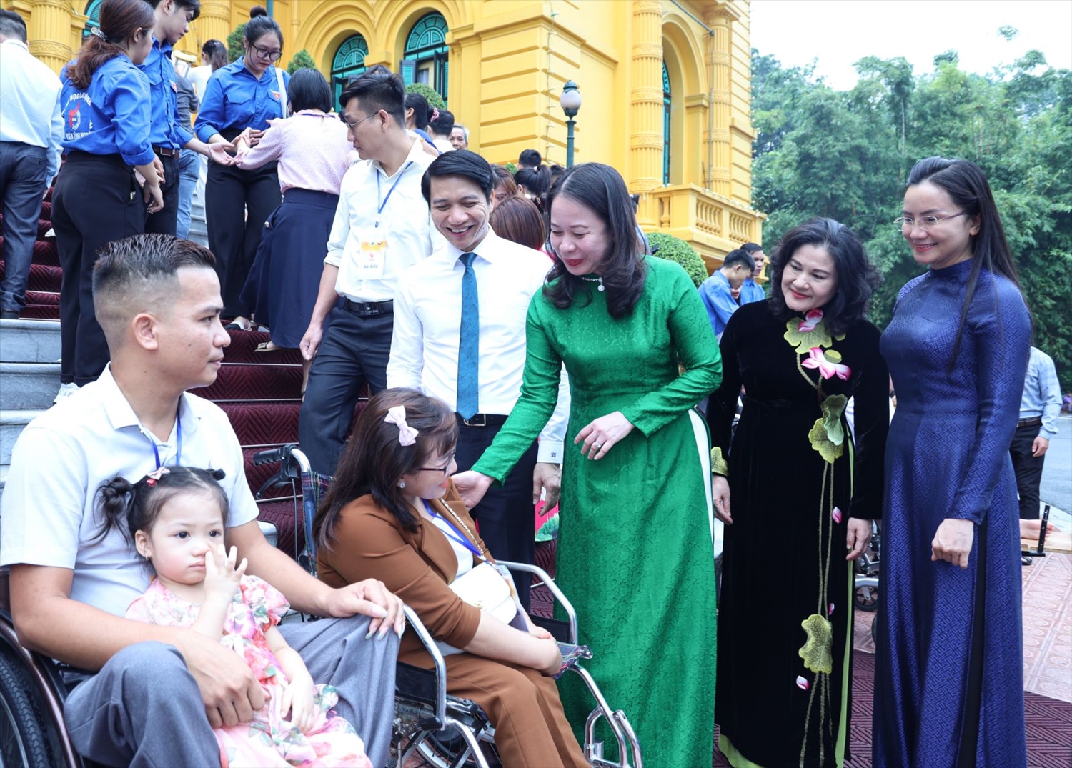 Phó Chủ tịch nước Võ Thị Ánh Xuân cùng các đại biểu thanh niên khuyết tật tiêu biểu. Ảnh: VPCTN