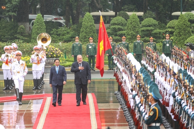 Thủ tướng Phạm Minh Chính và Thủ tướng Cộng hòa Cuba Marrero Cruz duyệt đội danh dự - Ảnh: VGP/Nhật Bắc