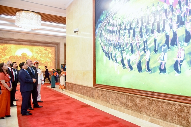 Thủ tướng Phạm Minh Chính giới thiệu với Thủ tướng Cộng hòa Cuba Manuel Marrero Cruz về nghệ thuật Xòe Thái - Di sản văn hóa phi vật thể đại diện của nhân loại - Ảnh: VGP/Nhật Bắc