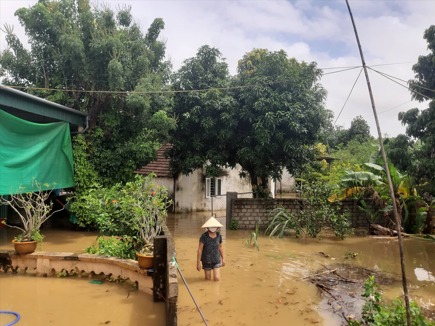 Mưa lũ khiến nhiều nhà dân ở Nghệ An bị ngập sâu từ 0,5 - 1 m