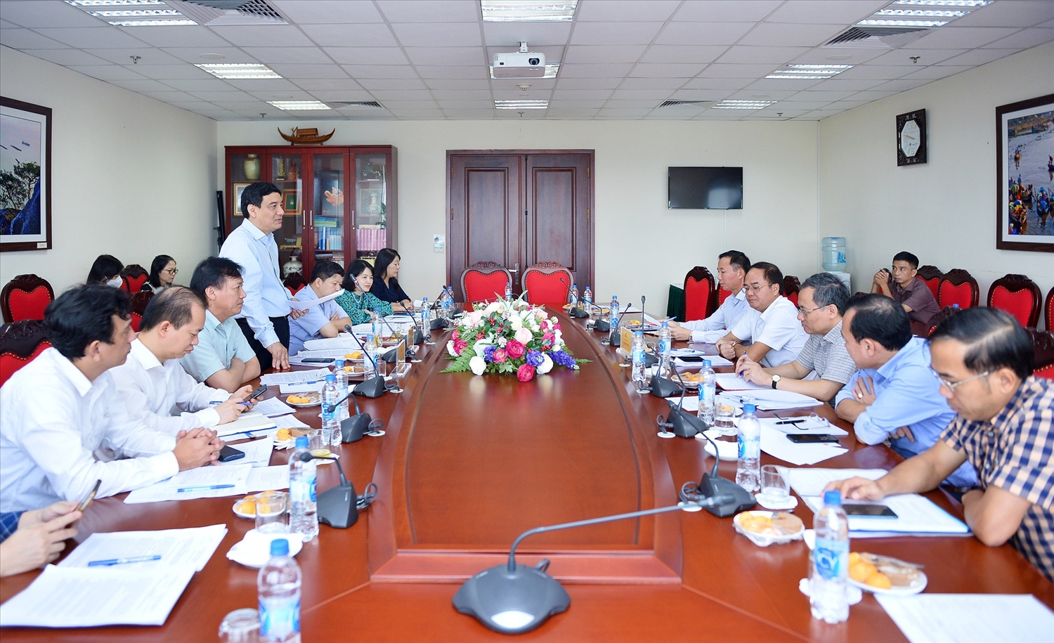 Chủ nhiệm Ủy ban Văn hóa, Giáo dục Nguyễn Đắc Vinh phát biểu tại cuộc làm việc với Bộ Nội vụ - Ảnh: QH