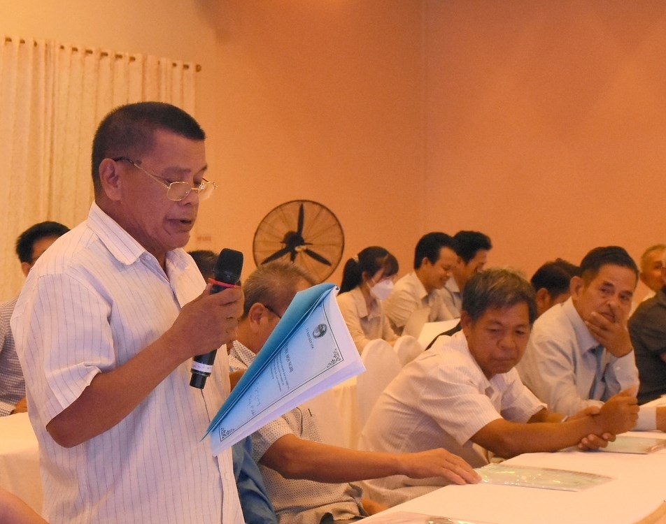 Già làng A Blong (dân tộc Rơ Măm ở Làng Le, xã Mo Rai, huyện Sa Thầy, Kon Tum) chia sẻ kinh nghiệm tuyên truyền, vận động tại một hội nghị