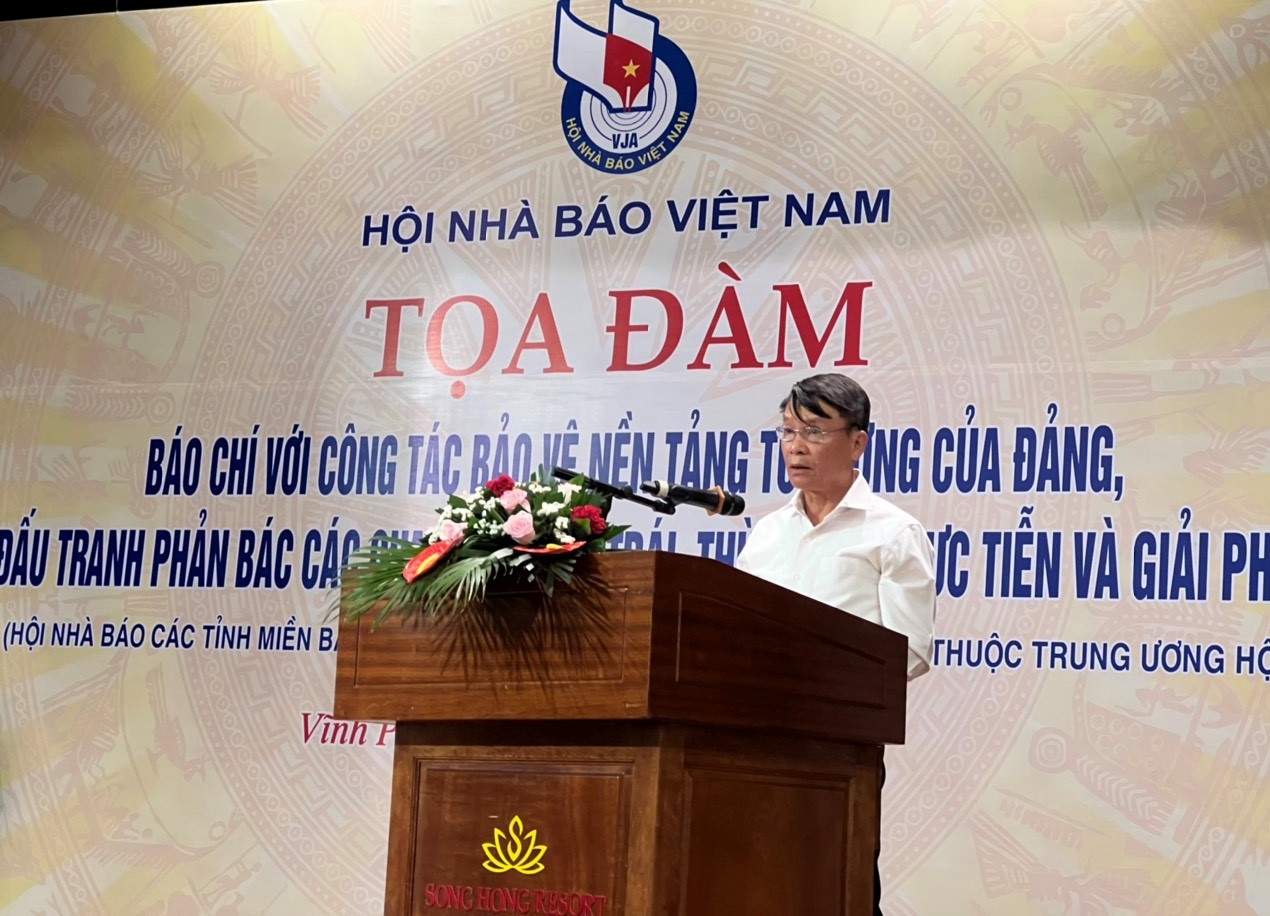 Phó Chủ tịch thường trực Hội Nhà báo Việt Nam Nguyễn Đức Lợi phát biểu tại Tọa đàm