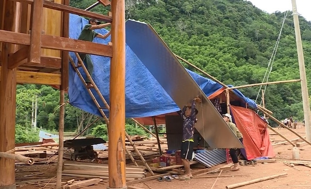 Tại một nơi ở mới, người dân bản Lở, xã Nam Động (Quan Hóa) đang hoàn thiện ngôi nhà để ở trước khi có đợt mưa tiếp theo