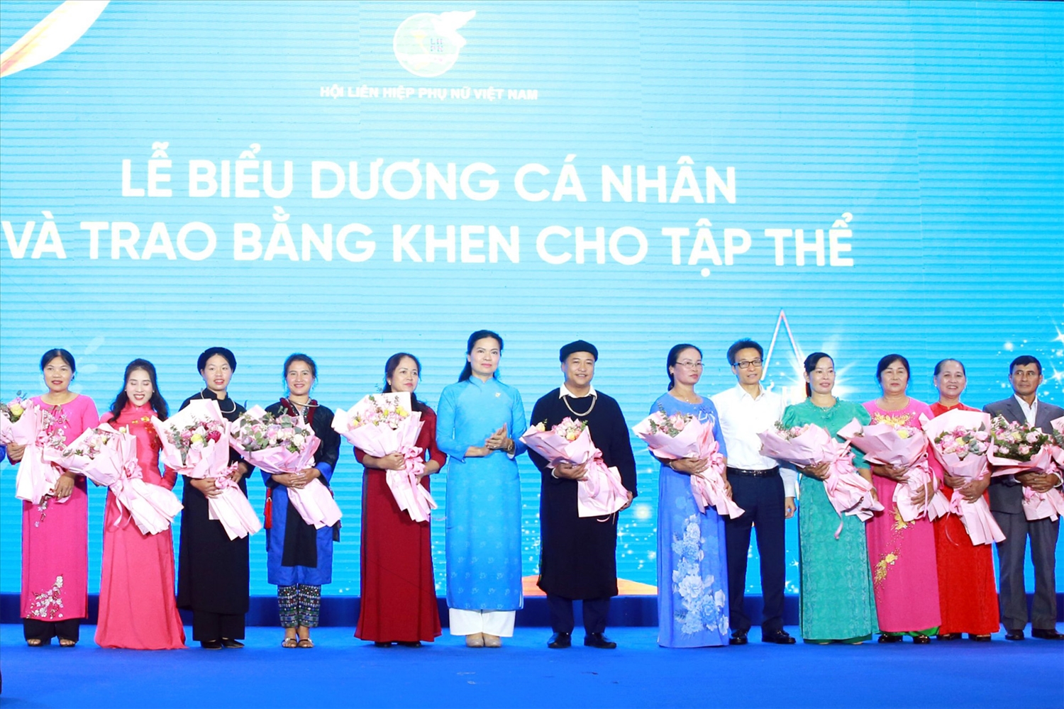 Phó Thủ tướng Vũ Đức Đam và Chủ tịch Hội Liên hiệp Phụ nữ Việt Nam Hà Thị Nga tặng hoa cho các cá nhân tiêu biểu trong thực hiện hai Đề án 938, 939 - Ảnh: VGP