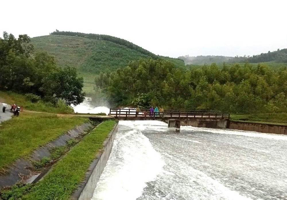Một trong những hồ chứa ở Yên Thành đang xả tràn