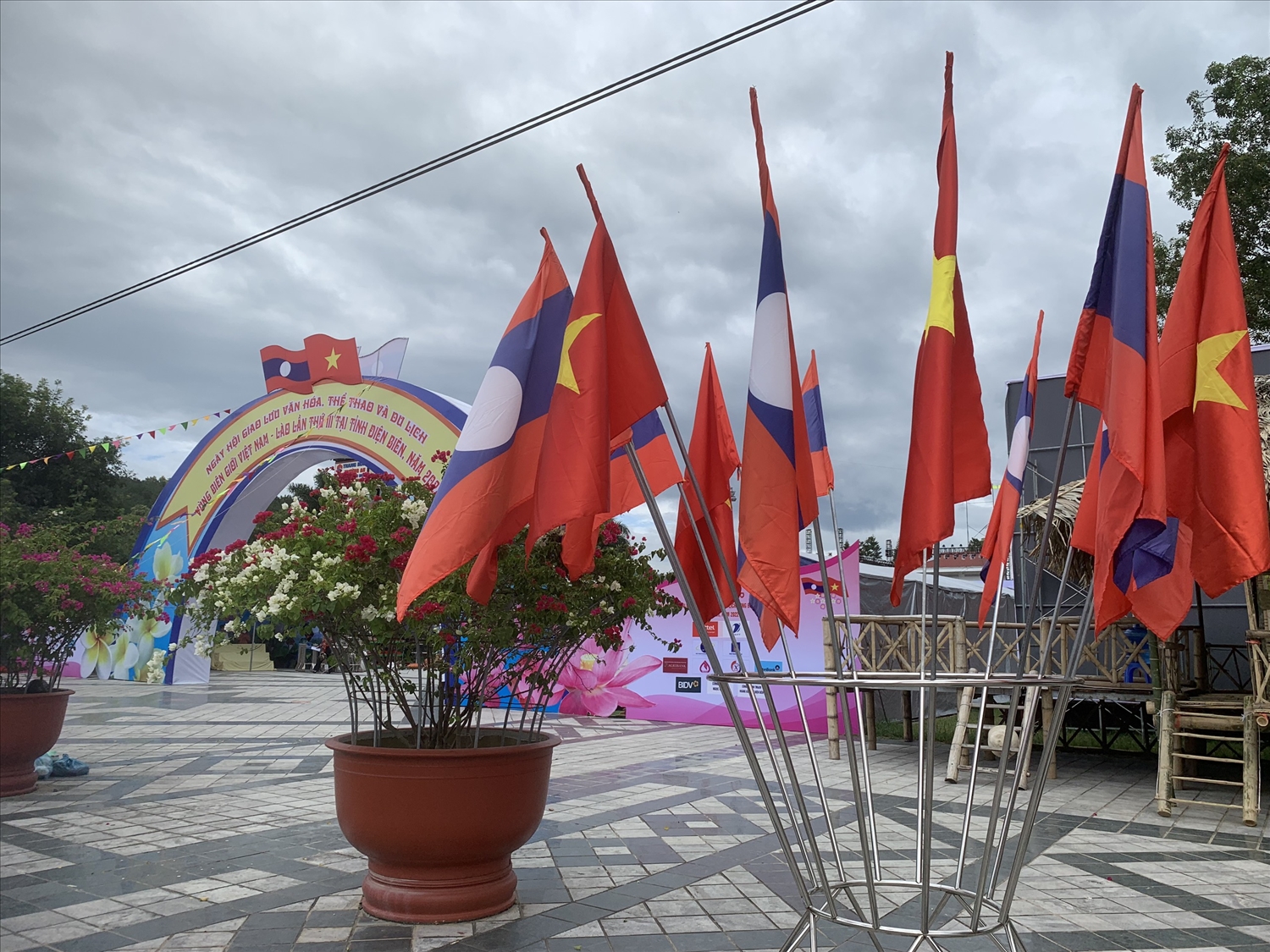 Cờ nước bạn Lào được căng treo trang trọng tại các tuyến phố tại Tp. Điện Biên Phủ