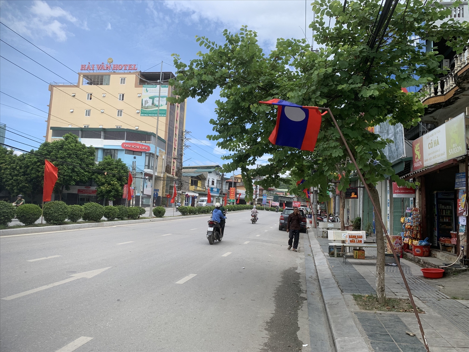 Đường phố chính tại Tp. Điện Biên đã được trang hoàng chờ ngày Khai hội 