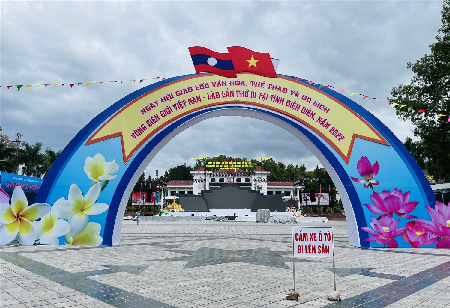 Cổng chào ngày hội giao lưu văn hóa, thể thao và du lịch vùng biên giới Việt Nam - Lào lần thứ III tại tỉnh Điện Biên
