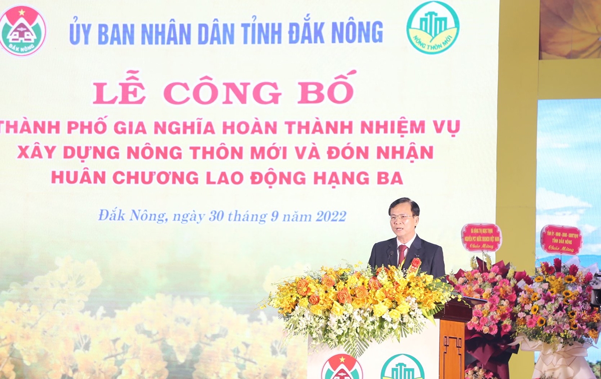 Chủ tịch UBND tỉnh Đắk Nông Hồ Văn Mười phát biểu tại Lễ công bố Tp. Gia Nghĩa hoàn thành nhiệm vụ xây dựng NTM và đón nhận Huân chương Lao động hạng Ba