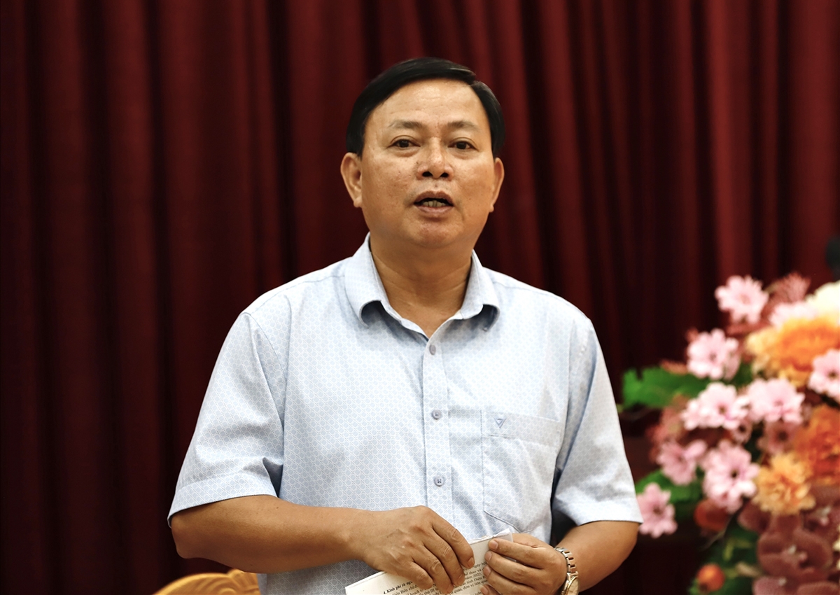 Ông Đoàn Văn Trì - Phó Giám đốc Sở Văn hóa, Thể thao và Du lịch tỉnh Điện Biên phát biểu trong cuộc họp các đoàn nghệ thuật tham gia ngày hội