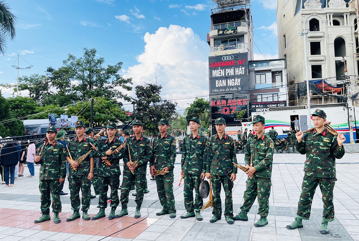 Các đoàn nghệ thuật có sự tham gia của cán bộ chiến sĩ thuộc Bộ chỉ huy Quân sự tỉnh Điện Biên đang tập dượt cho Lễ khai mạc