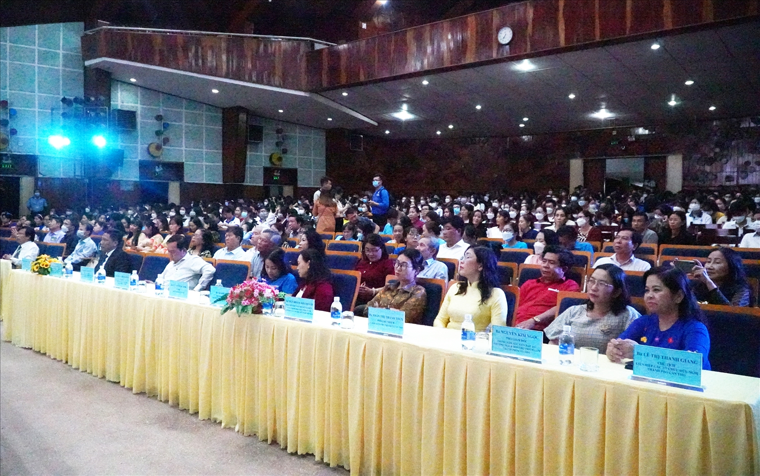 Đông đảo sinh viên, người từng công tác tại Ấn Độ đến tham gia chương trình họp mặt Kỷ niệm 50 năm quan hệ hữu nghị Việt Nam - Ấn Độ