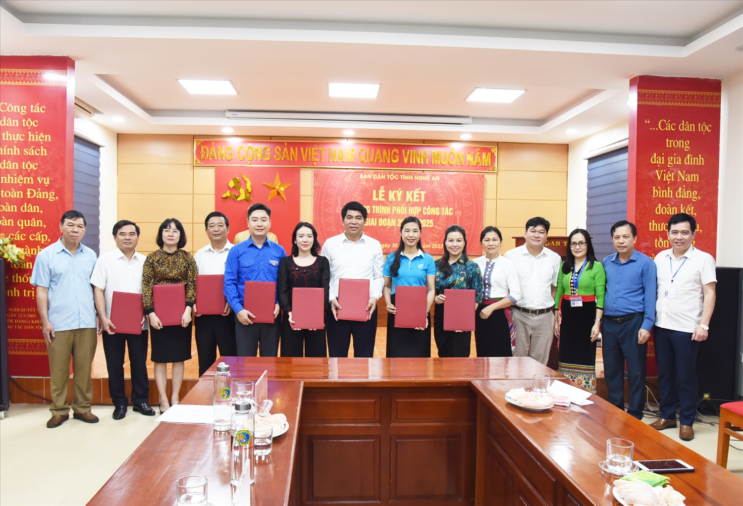 Đại diện các sở, ban, ngành cấp tỉnh ký kết phối hợp với Ban Dân tộc tỉnh Nghệ An