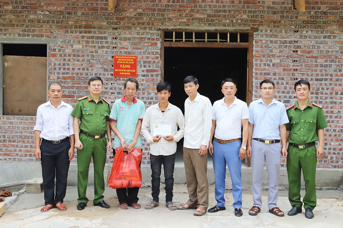 Lãnh đạo Công an huyện Mèo Vạc trao kinh phí hỗ trợ gia đình anh Giàng Vả Sính, thôn Pó Pi A xã Niêm Tòng