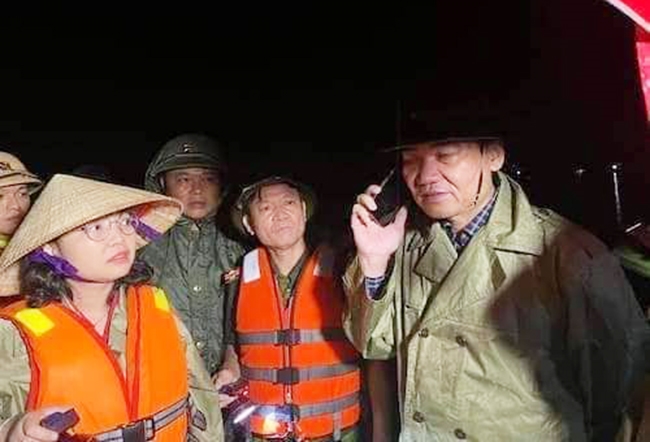 Phó Bí thư Tỉnh ủy Nghệ An Hoàng Nghĩa Hiếu đã có mặt và xuyên đêm chỉ đạo các lực lượng, động viên Nhân dân tích cực khắc phục điểm lở đê ở huyện Hưng Nguyên