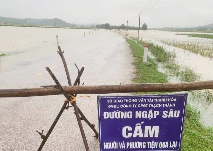 Nhiều tuyến đường trên địa bàn huyện Thạch Thành bị ngập sâu phải cắm biển cảnh báo