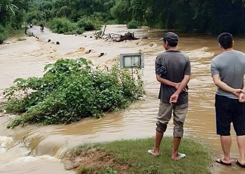 Nước lũ chảy xiết tràn qua đường trên địa bàn huyện Bá Thước