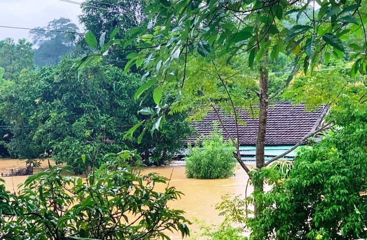 Nước ngập sát mái nhà của dân ở huyện Như Xuân