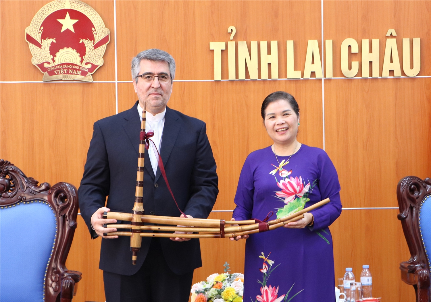 Bí thư Tỉnh ủy Lai Châu Giàng Páo Mỷ tặng Ngài Đại sứ cây khèn Mông - một trong những biểu tượng văn hóa của vùng đất cuối trời Tây Bắc