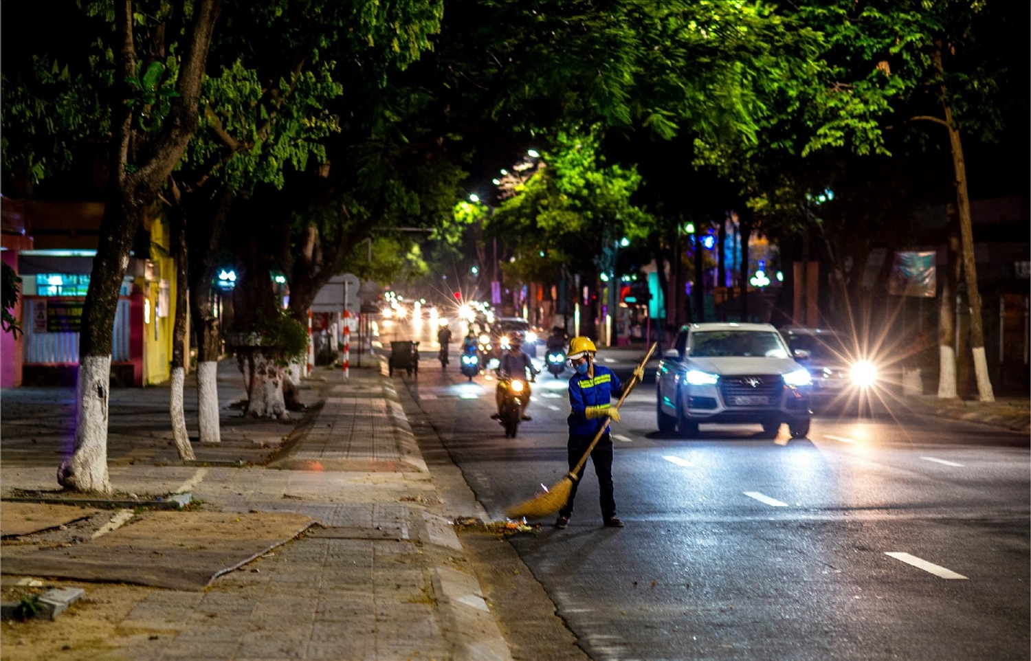 Sau bão, những công nhân vệ sinh môi trường thường tăng ca để đường phố thêm sạch đẹp