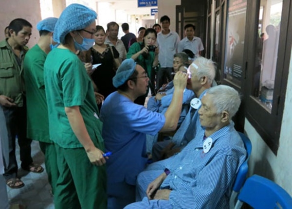 Bác sĩ Hattori khám mắt cho những người già cao tuổi ở Việt Nam
