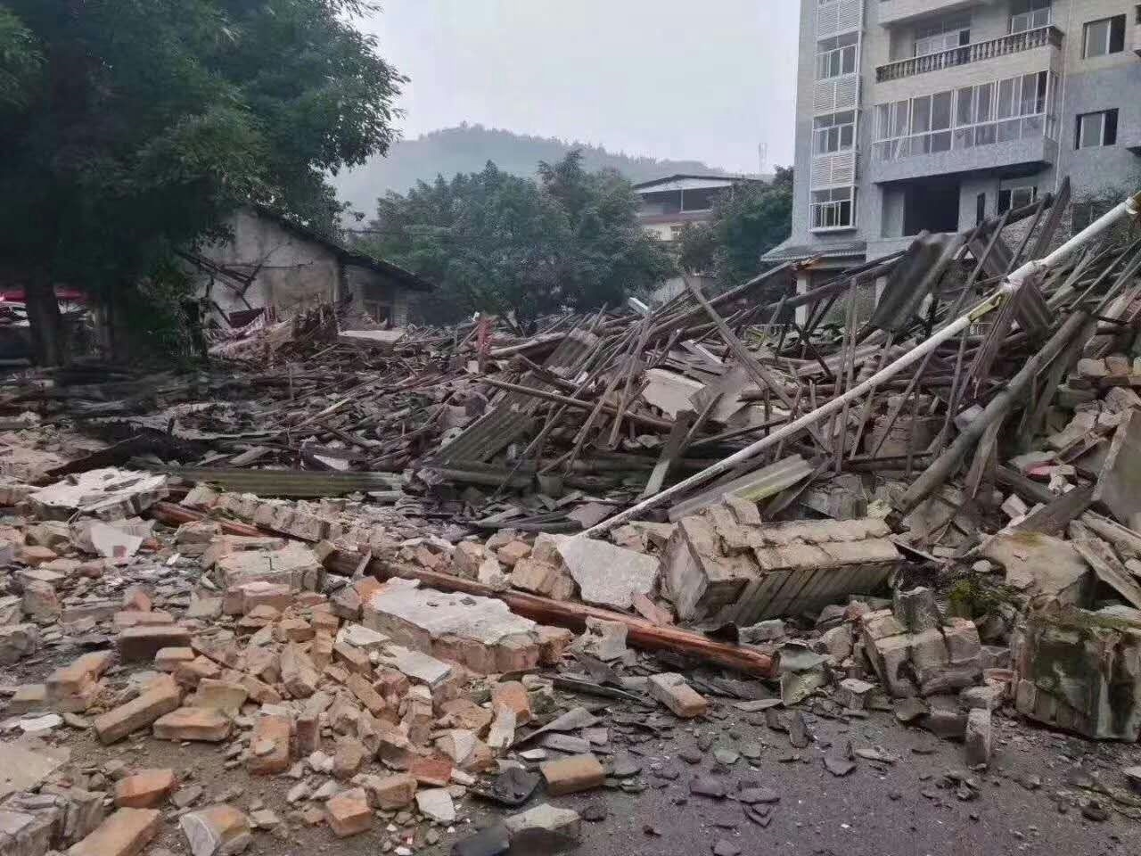 Hiện trường đổ nát sau vụ động đất tại Tứ Xuyên